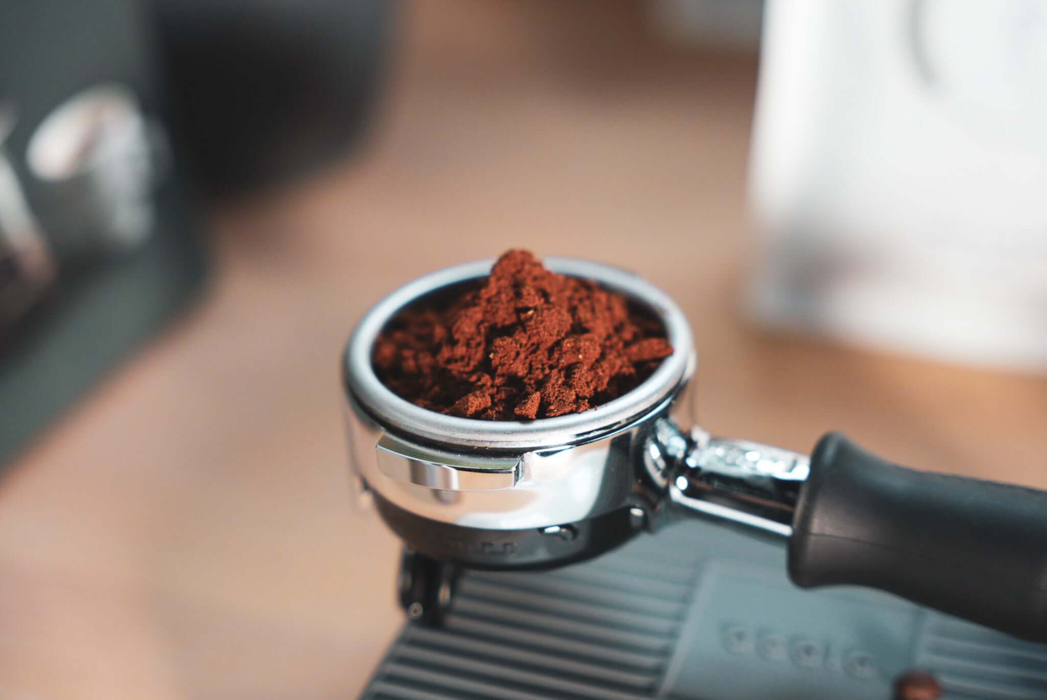 Ein Siebträger mit gemahlenem Espresso