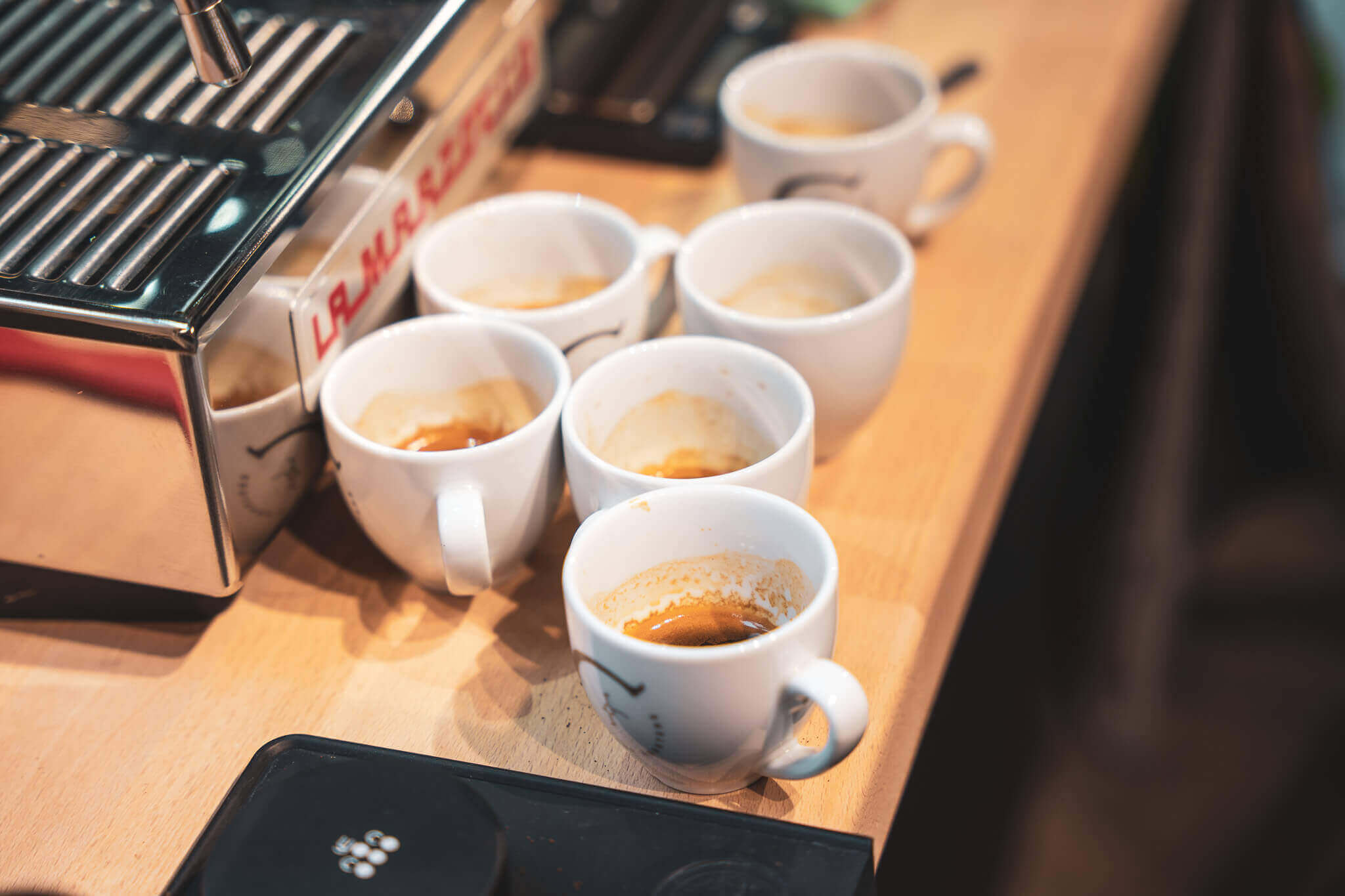 Espresso Tassen und Siebträger Maschine