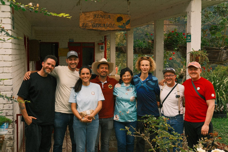 Cycle Roasters und Col Spirit mit Robinson und seiner Familie vor dem Haus der Finca El Girasol in Quindío, Kolumbien