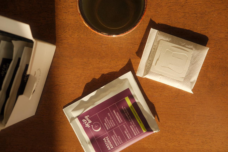 Drip Bags mit Specialty Coffee auf einem Holztisch