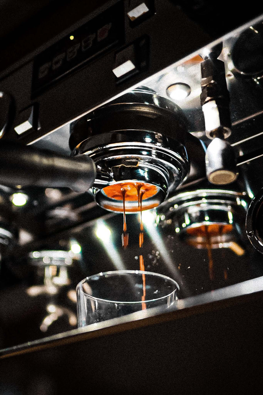 Specialty Coffee Espresso läuft aus einer Siebträgermaschine bei Cycle Roasters in Lübeck