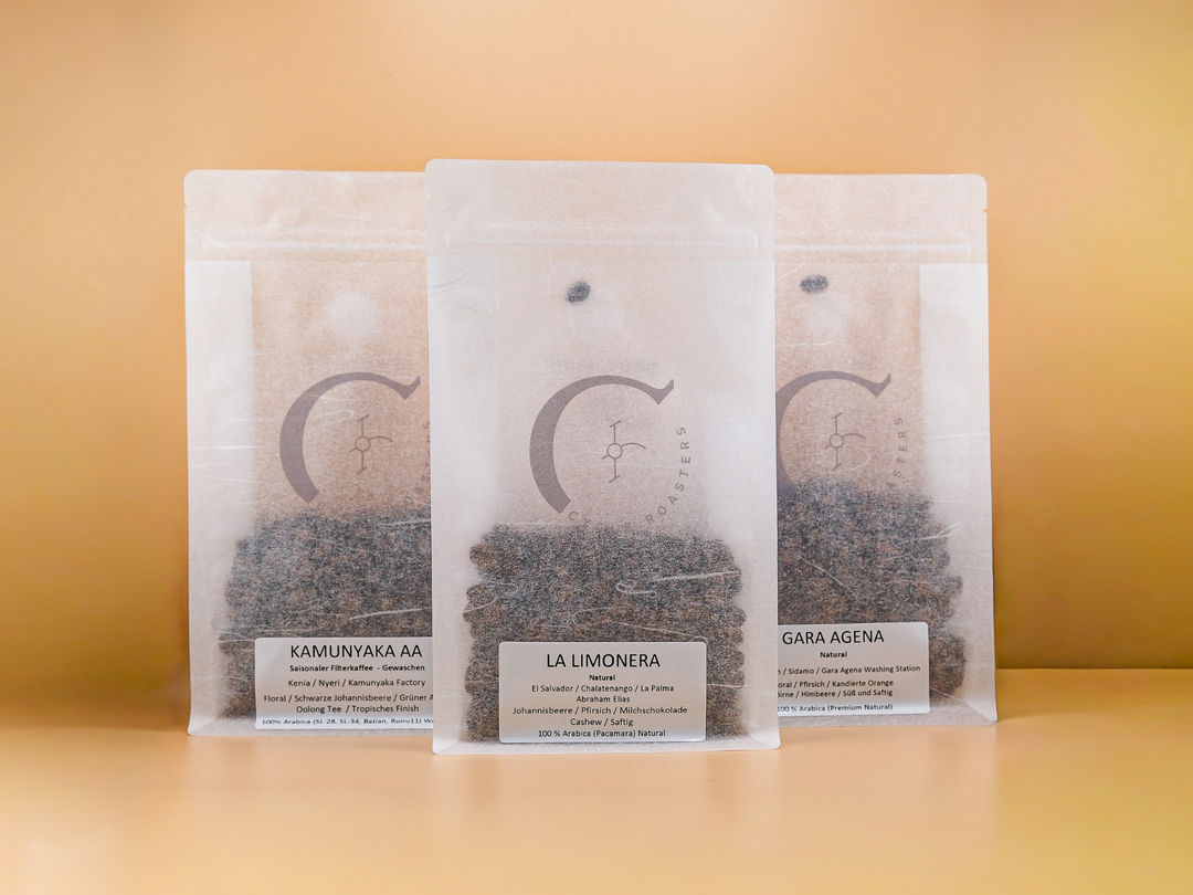 WEIHNACHTS-SET TROPISCH - 3 Kaffee Verpackungen: Kamunyaka AA, La Limonera, Gara Agena auf minimalistischem Hintergrund.