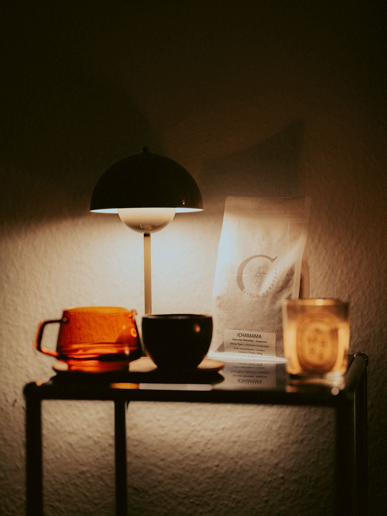 Eine Kaffee Tüte mit Tasse und Kaffee Kanne und ne Lampe 