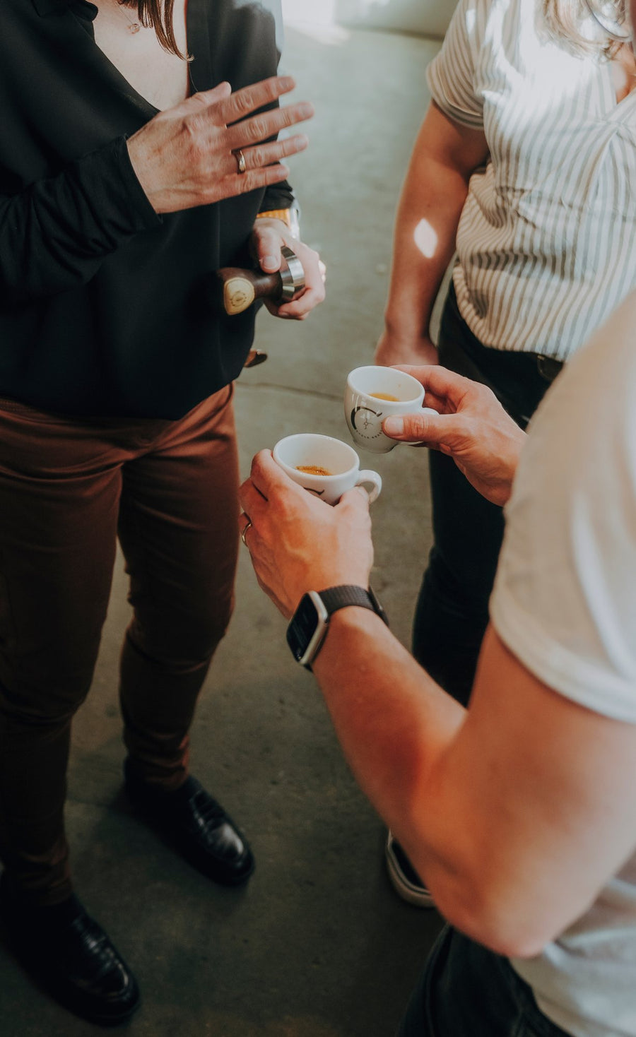Zwei Espresso-Tassen von Cycle Roasters in der Hand – Probierset