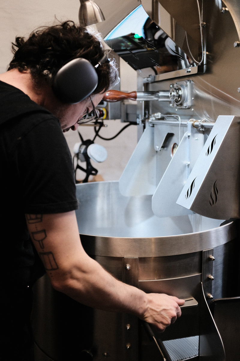 Philip an der Röstmaschine – Röstphilosophie von Cycle Roasters