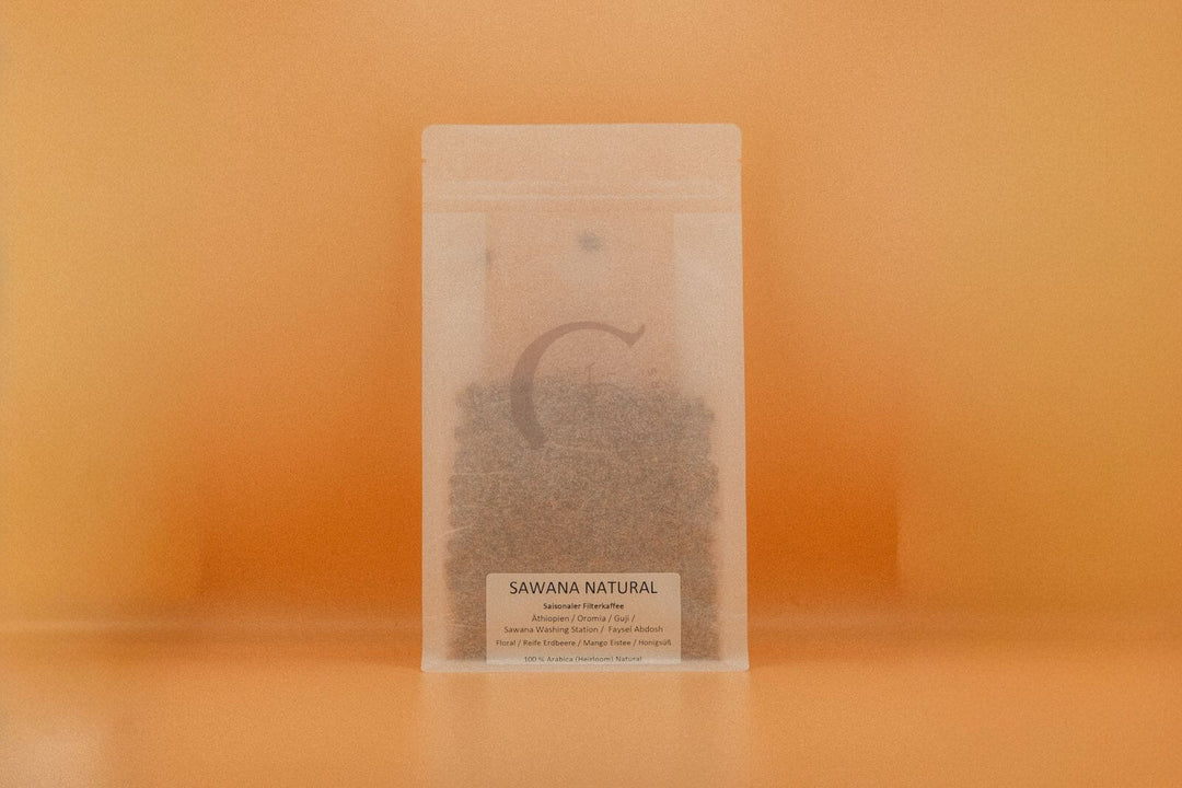 SAWANA NATURAL - Specialty Coffee mit Erdbeere und Mango, aromatisierte Kräutermischung im transparenten Beutel.