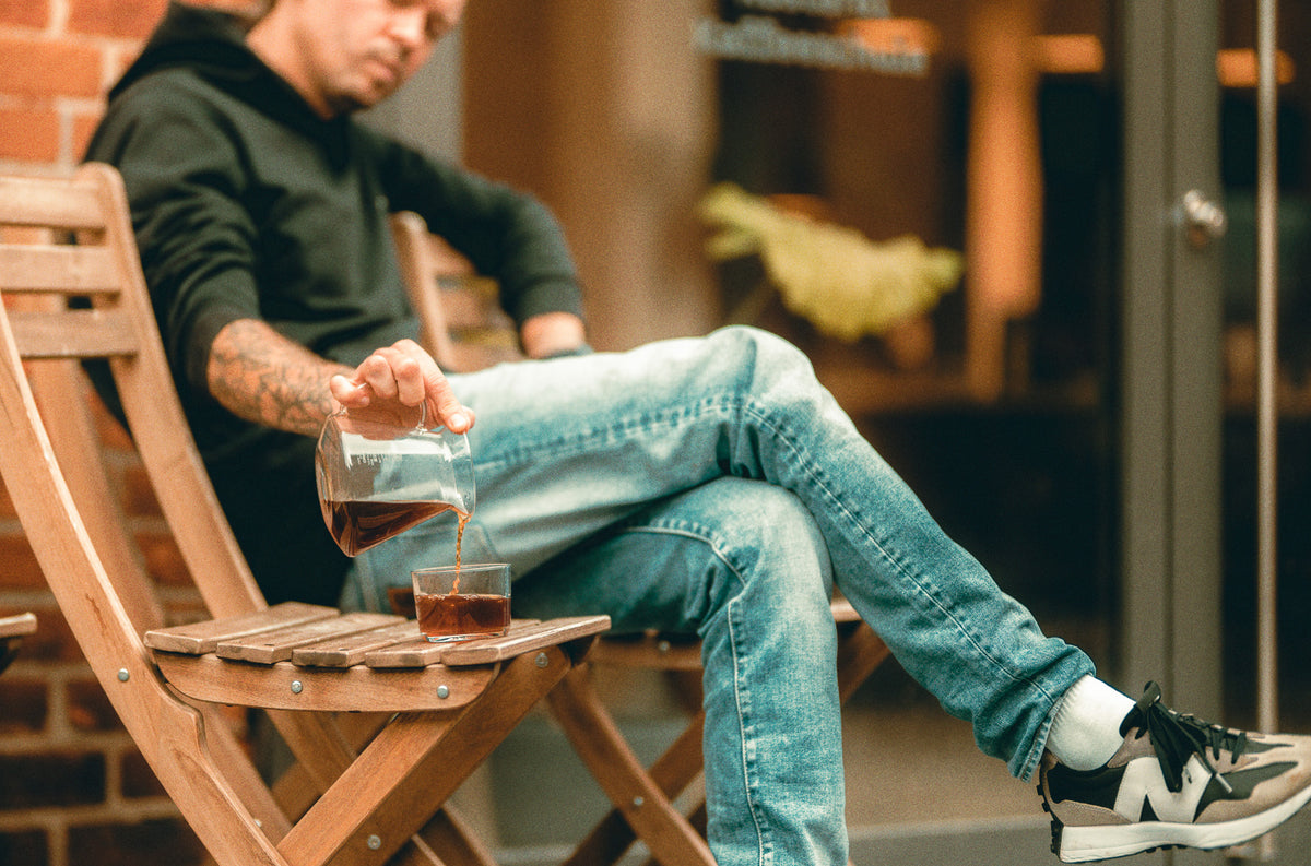Kaffee-Abo von Cycle Roasters Lübeck – Mann mit Kaffeekanne