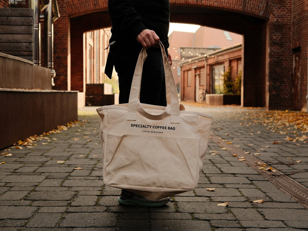 Specialty Coffee Bag von Cycle Roasters – große Canvas-Tasche in Natur, in der Hand getragen